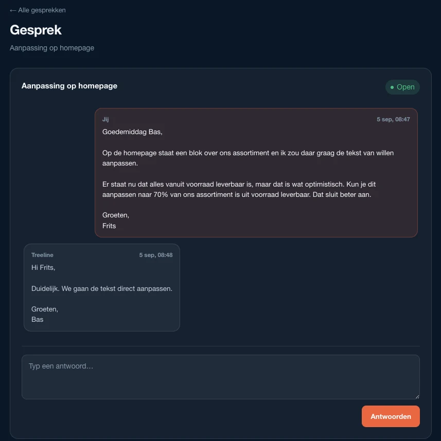 Een lopend gesprek in het CMS: een vraag van de klant over een tekst op de homepage, met het antwoord van trAIl eronder en een veld om te antwoorden.